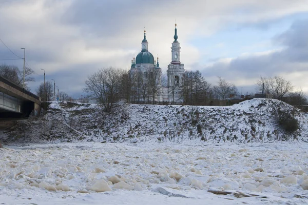 Православная церковь на берегу реки — стоковое фото