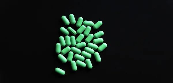 Tablety zelené barvy na černém pozadí — Stock fotografie