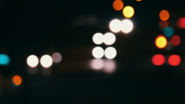 Circulation nocturne déconcentrée. Taches de lumière floues se déplaçant rapidement le long de la rue 