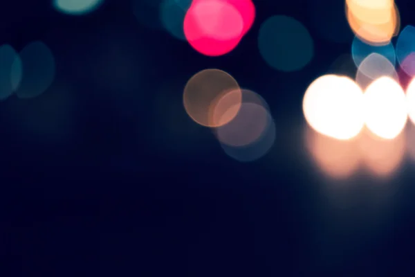 夜间街道上的焦点灯交通 — 图库照片