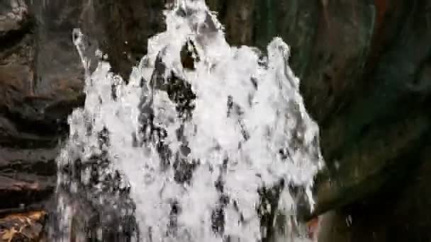 Dall'alto verso il basso della fontana, spruzzando acqua — Video Stock