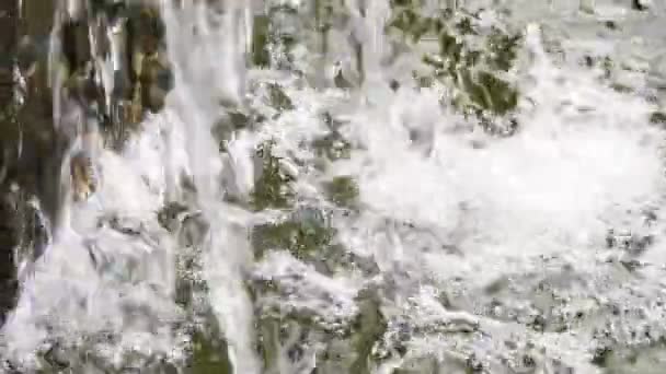 Фонтан с небольшим водопадом, текущей чистой водой — стоковое видео