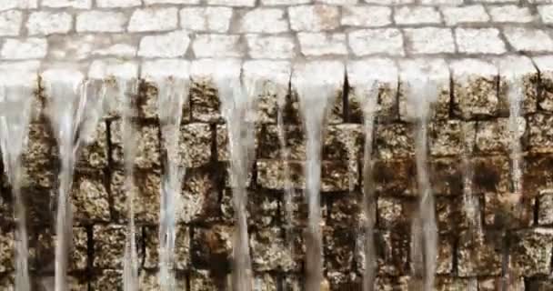 Искусственный водопад древнего городского фонтана — стоковое видео