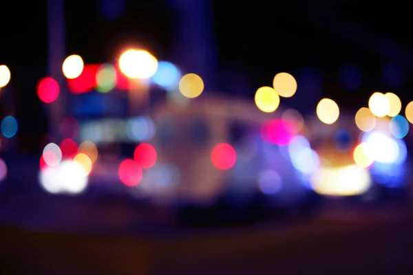 夜间交通堵塞的波克灯的汽车明亮的彩色模糊图像 — 图库照片