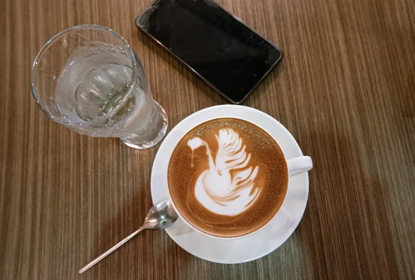 Mesa com xícara de café, vidro de água e vista superior do smartphone — Fotografia de Stock