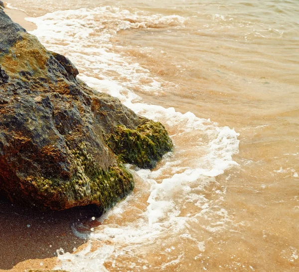 Čtvercový shot pobřeží moře s dark rock — Stock fotografie