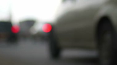Zaman atlamalı şehir trafiği düşük açılı görünümü