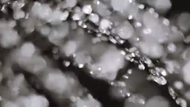 Macro shot de gouttes d'eau volent sur fond sombre — Video