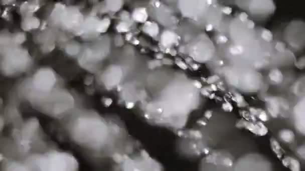 Macro tiro de gotas de agua volar sobre fondo oscuro — Vídeo de stock