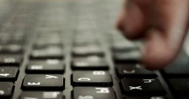 Laptop klavye latin ve Kiril sembollerle, seçici odak, sığ Dof yazarak insan ellerin aşırı yakın çekim