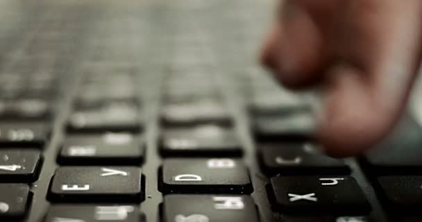 Extremo close-up de mãos humanas digitando no teclado do laptop com símbolos latinos e cirílicos, foco seletivo, DOF raso — Vídeo de Stock