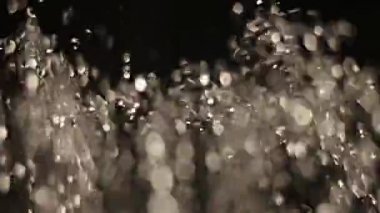 Odak içinde ve dışında gidiş makro çekim uçan su damlaları