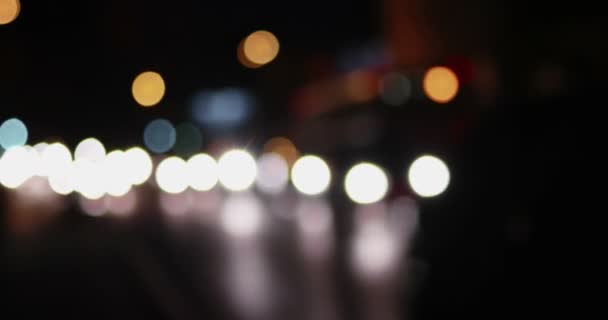 Nacht stad straat bokeh. Intreepupil lichten wazig verkeer op de weg. Nachtleven abstracte wazig schot. Stedelijke nachtbeeld onscherp — Stockvideo