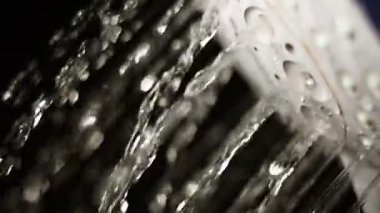 Slow Motion Su dışarı duş başlığı akışı ve yavaş hareket