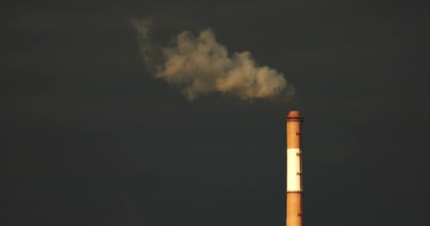 Concepto de contaminación. Humo o vapor descargado de una chimenea industrial . — Vídeos de Stock