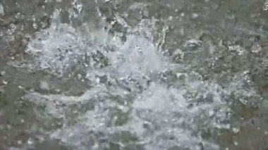 Yüksek hızlı kamera çekim su closeup ağır yağmur