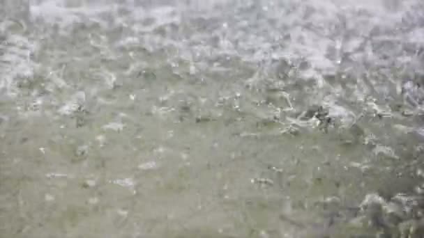 Lluvia fuerte sobre el agua disparando cámara de alta velocidad — Vídeo de stock