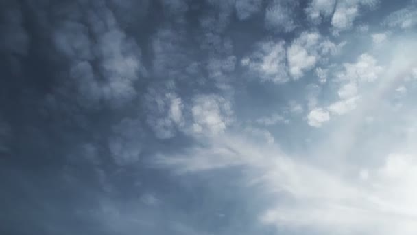 Beau paysage nuageux avec de minuscules nuages aucun oiseau 