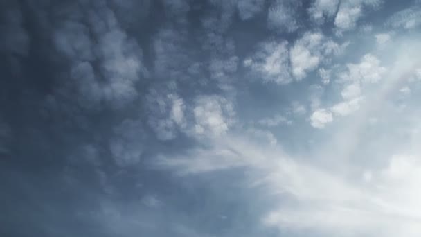 Hermoso paisaje nublado con diminutas nubes sin pájaros — Vídeo de stock