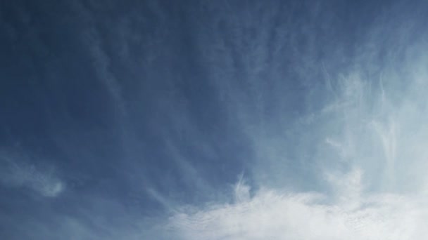 Nuvens de luz no céu azul — Vídeo de Stock