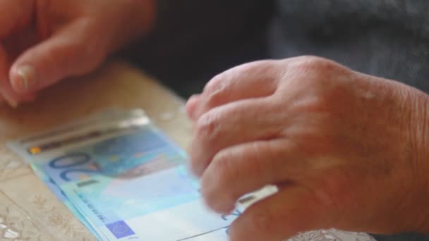 Alte Frau beim Zählen von Euro-Banknoten in Nahaufnahme, selektiver Fokus — Stockvideo