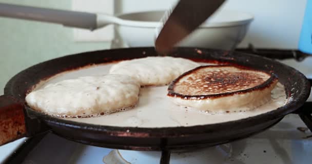 Frying pancakes in butter on shallow pan — Stock Video