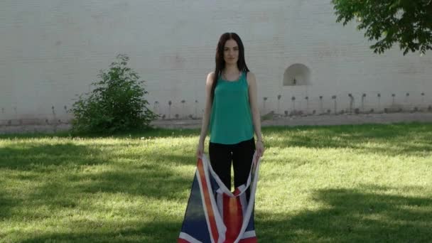 Chica casual divirtiéndose con bandera GB. Mujer Dances with Union Jack — Vídeo de stock