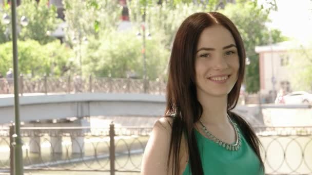 Portrait de belle jeune femme décontractée souriante heureuse à l'extérieur avec copyspace — Video