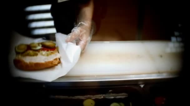 Manos de un trabajador preparan sándwich vintage buscando disparo con viñeta dura y parpadeo — Vídeos de Stock