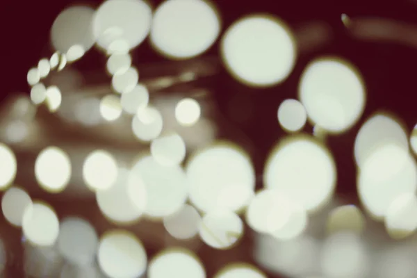 Intreepupil lichten van Kerstmis decoratie in een donkere kamer. Vintage gestemde Kleureneffect in lage verzadigde gouden kleur — Stockfoto