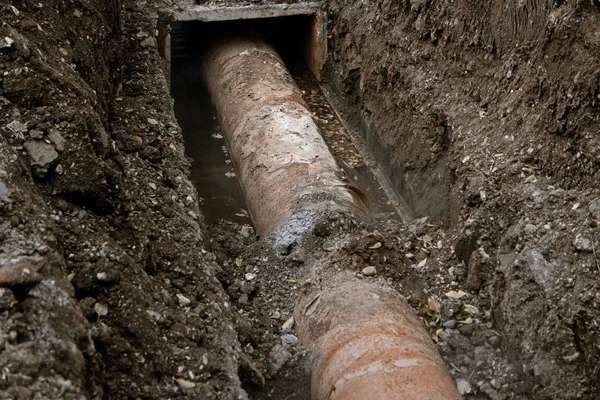 Rostige Wasserleitung im Graben — Stockfoto