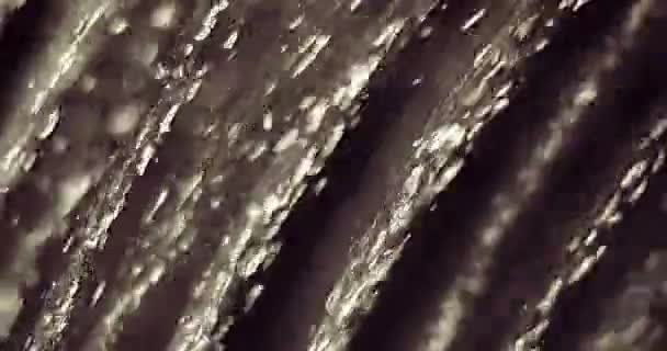 フォーカスを出入りするストリーム ・水滴のマクロ撮影 — ストック動画