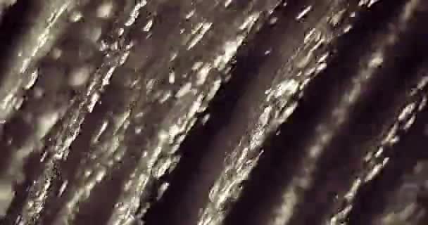 Macro colpo di corsi d'acqua gocce in corso e fuori fuoco — Video Stock