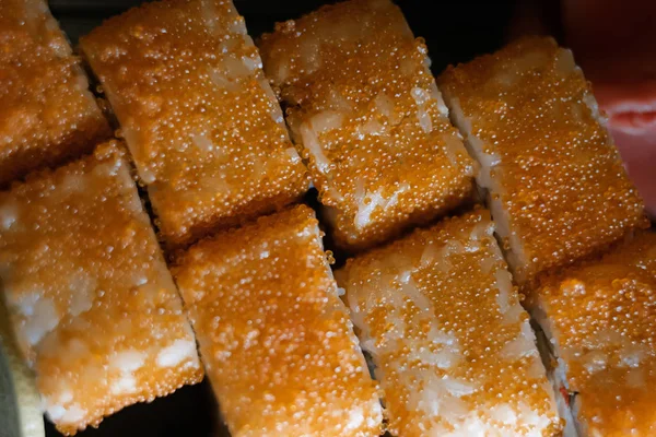 Sushi al salmone con uova di salmone vista dall'alto — Foto Stock