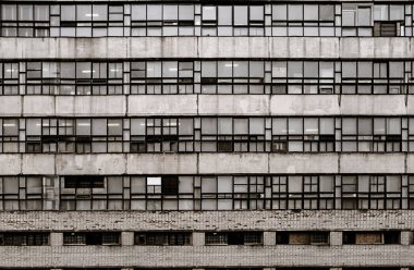 Vintage 70s konut kapalı windows ve paslı metal ızgaraları ile St Petersburg Rusya grunge duvarındaki