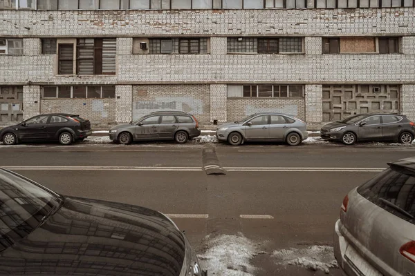 Empty lanes of city street and parked cars on both sides — Stock Photo, Image