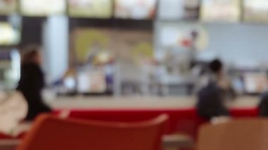 Defocused veya gıda mahkeme ve kırmızı plastik sandalye bulanık atış ön planda en fazla.