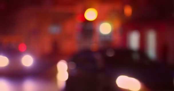 Çekim, gece şehir cadde trafiği kümesini defocused. — Stok video