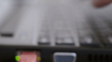 Odak etkisi atış ile kavram olarak ofiste dizüstü bilgisayar üzerinde çalışan iş adam el yakın çekim