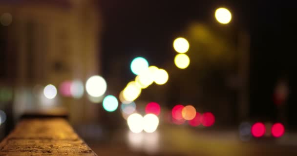 Luzes desfocadas de carros na cidade noturna . — Vídeo de Stock