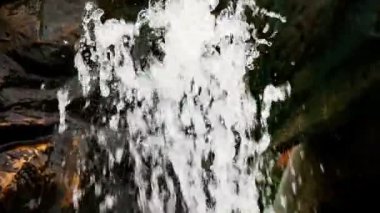 Bir güneşli gün ağır çekimde çeşme su sıçramalarına vurdu. Çeşme çalışma uç--dan aşağı taşıma
