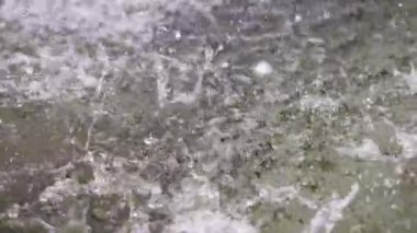 Damla aşağı düşen su ve su yüzeyinde ripples olun. Ağır yağmur.