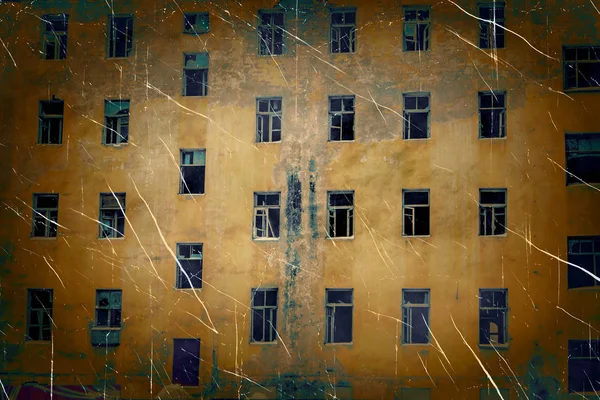 Pared de edificio abandonada con ventanas de vidrio roto imitación de fotos retro con viñeta dura —  Fotos de Stock