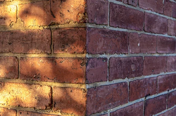 Coin du mur de briques rouge foncé avec des ombres et beaucoup d'espace pour le texte — Photo