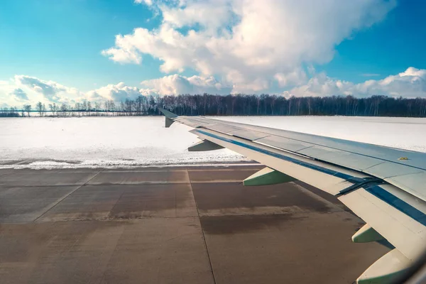 Небо і аеропорт провулок, як видно через вікно літака, річки і неба, як видно через вікно літака — стокове фото