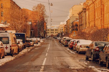 St Petersburg Rusya 24 Şubat 2016: sokak ile prked arabalar örtmek ile kar yağışı gece kar yağışı sonra