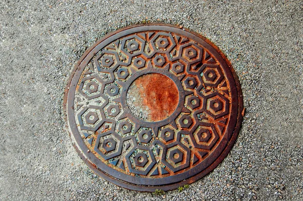 Manhole fermé dans la rue au-dessus de la vue . — Photo