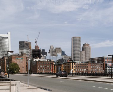 Boston, Ma, ABD 25 Temmuz 2009: Ofis ve konut binaları önünde bulutlu gökyüzü waterfront alanında tonda retro film renk.