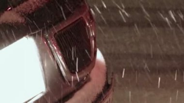 Trafik sıkışıklığı içinde gece kar yağışı arabaya