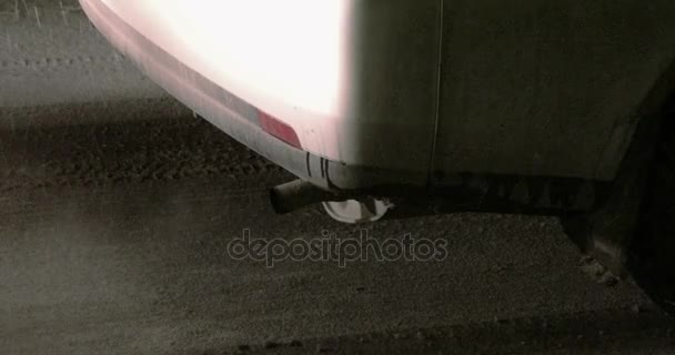 Parte traseira do carro em engarrafamento com tubo de escape para fumar — Vídeo de Stock